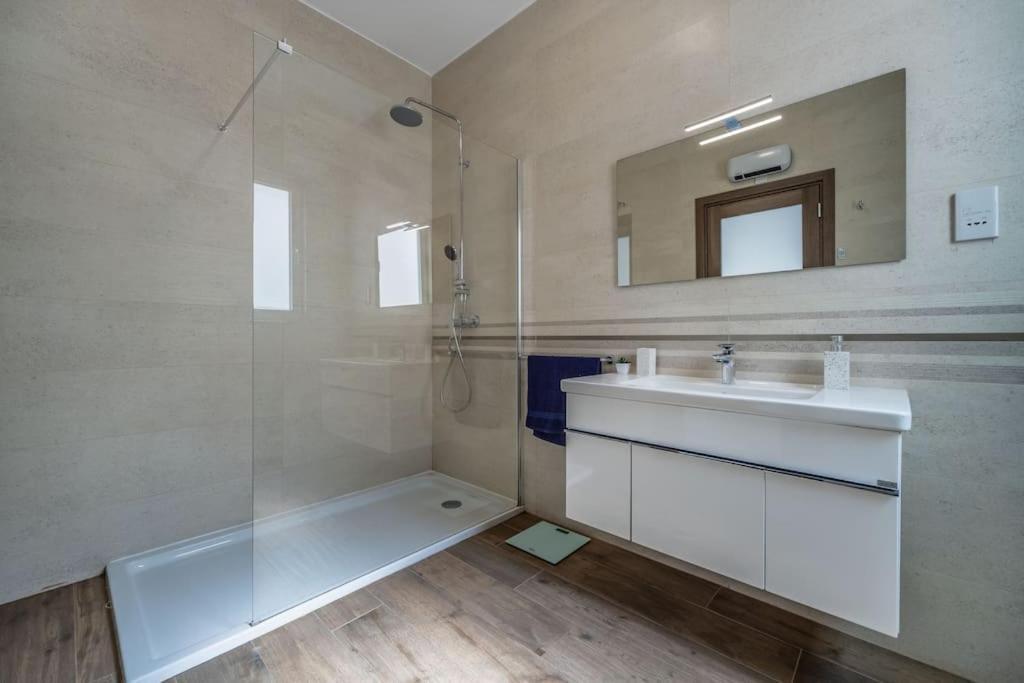 Modern 3 Bedrooms Penthouse With A Breathtaking Valletta View Apartment Sliema