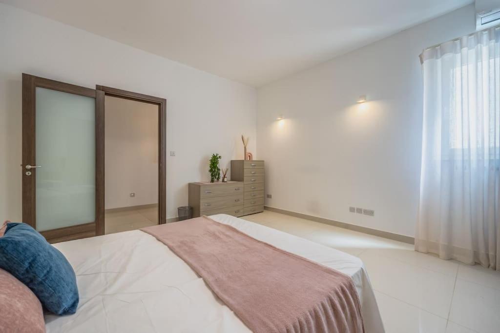 Modern 3 Bedrooms Penthouse With A Breathtaking Valletta View Sliema