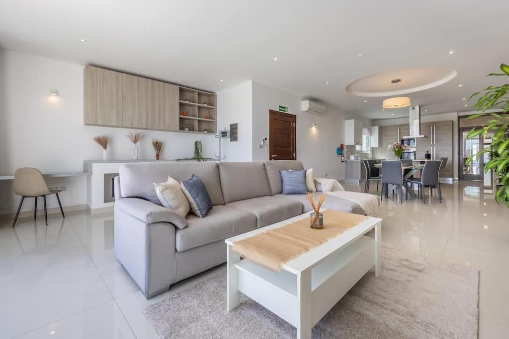 Modern 3 Bedrooms Penthouse With A Breathtaking Valletta View Apartamento *